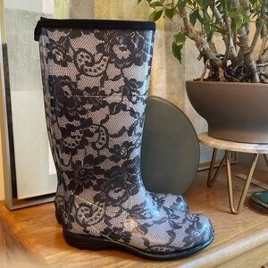 👟 Kamik black and white lace print rain boots: